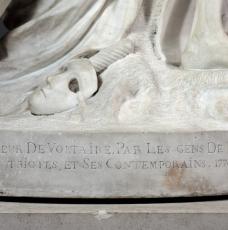 Jean-Baptiste Pigalle (1714-1785), Voltaire nu (détail de l’inscription sur le socle). 1776, sculpture (marbre), 150 × 89 × 77 cm. Paris, musée du Louvre (dépôt de l’Institut de France, 1962)