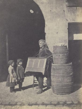 Charles Nègre (1820-1880), Le Joueur d’orgue de Barbarie et deux enfants qui l’écoutent. Avant mai 1853, photographie (épreuve sur papier salé à partir d’un négatif papier ciré sec), 20,6 × 15,6 cm. Paris, musée d’Orsay