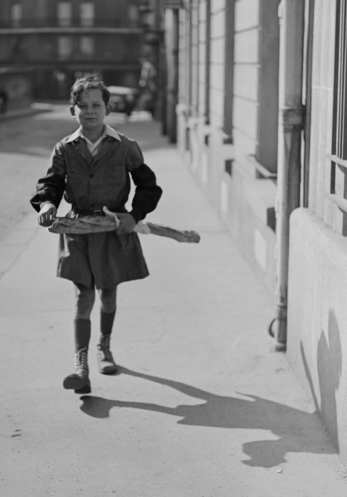 Jeune garçon avec une baguette