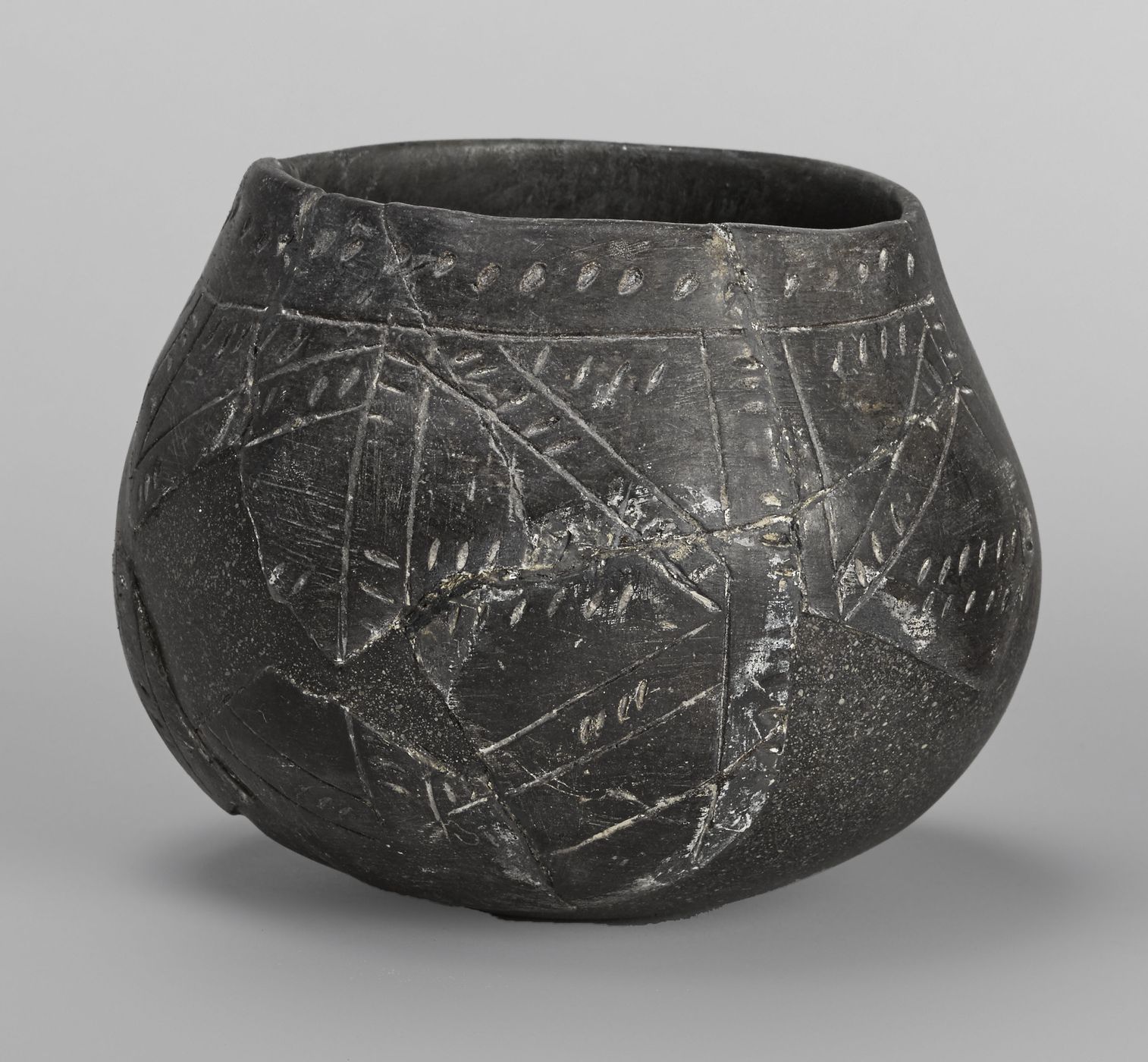 Deux vases à décor rubané