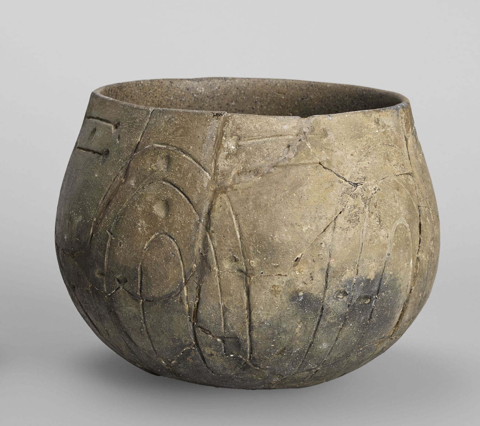 Deux vases à décor rubané