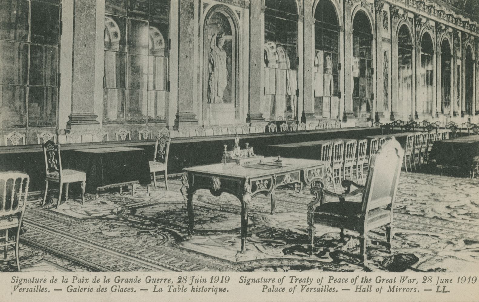 La galerie des Glaces de Versailles préparée pour la cérémonie de la signature du traité de paix de Versailles le 28 juin 1919 La galerie des Glaces de Versailles préparée pour la cérémonie de la signature du traité de paix de Versailles le 28 juin 1919
