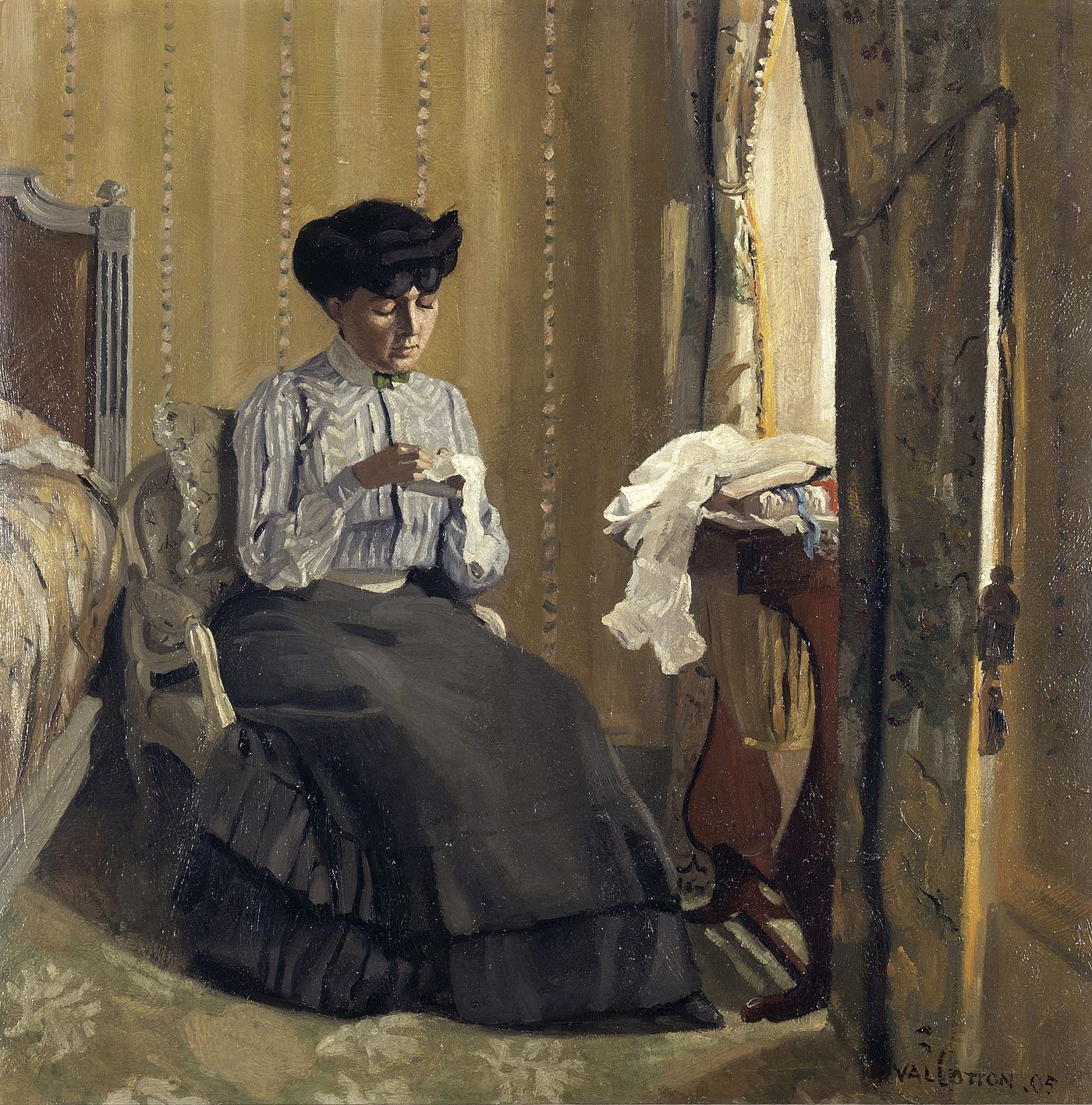Femme cousant dans un intérieur