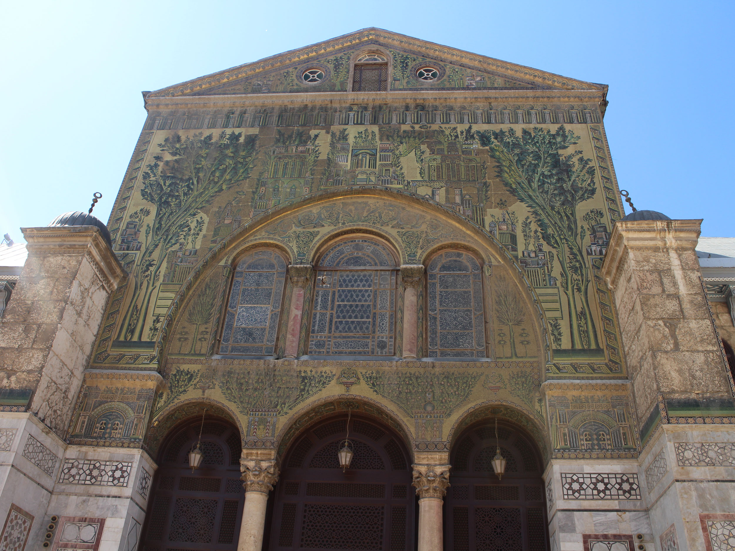 Trois hautes arcades en plein cintre