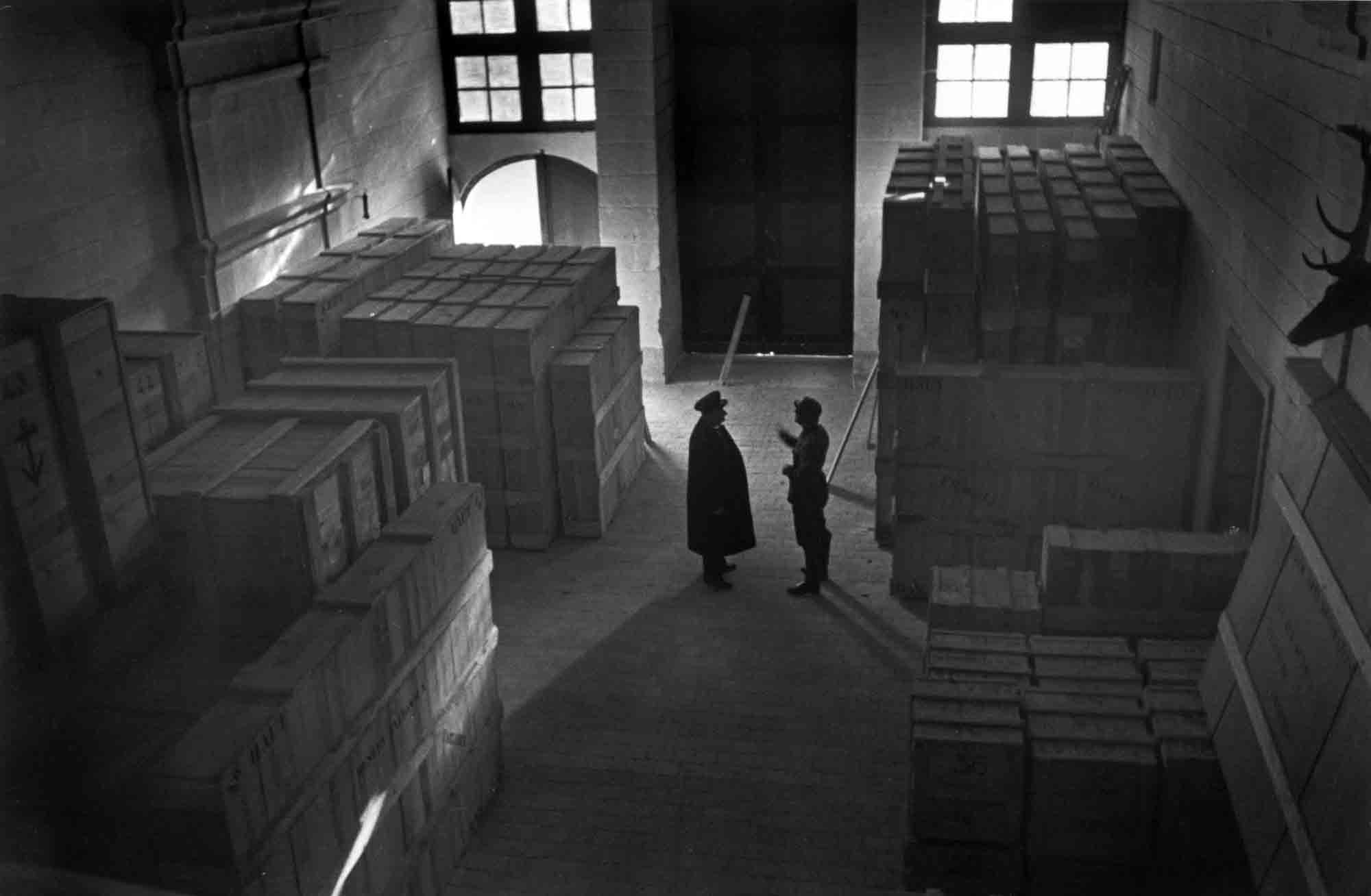 Des œuvres d'art entreposées au château de Chambord et surveillées par la Wehrmacht (armée allemande)