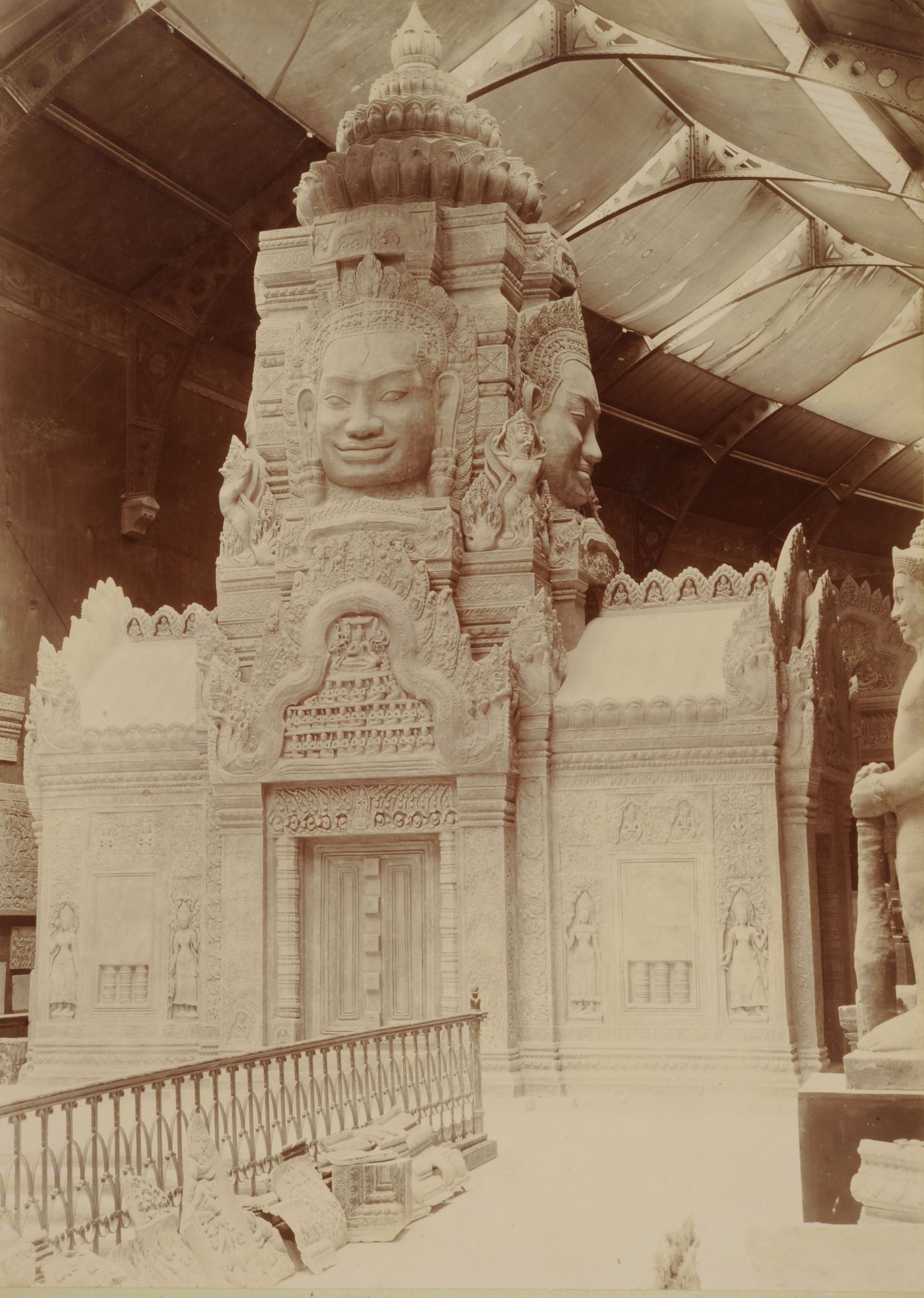 La tour du Bayon au Musée Indochinois du Trocadéro La tour du Bayon au Musée Indochinois du Trocadéro