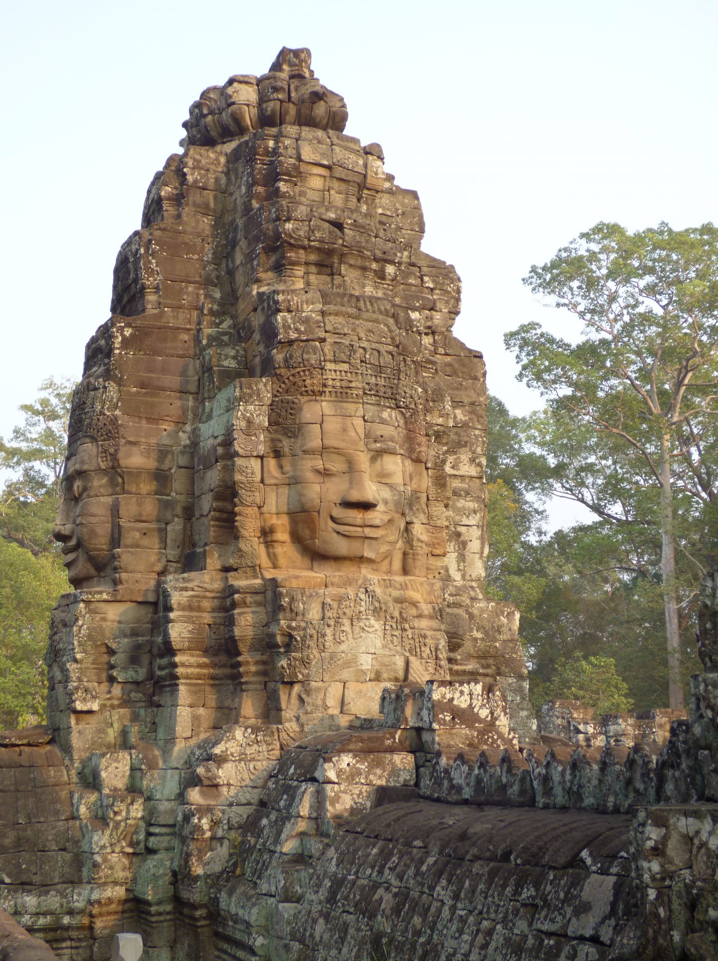Tour à visage au niveau supérieur du temple du Bayon Tour à visage au niveau supérieur du temple du Bayon