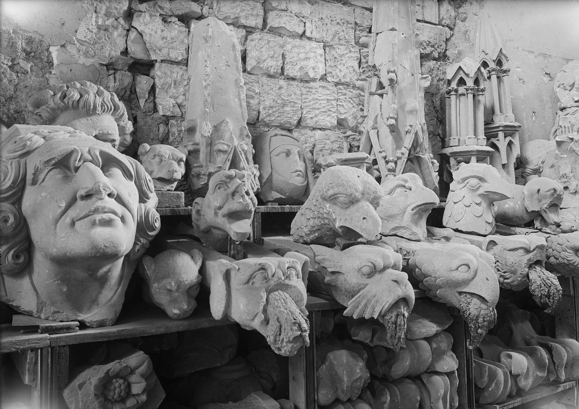 Fragments de sculpture déposés de la cathédrale Notre-Dame de Reims au Palais du Tau