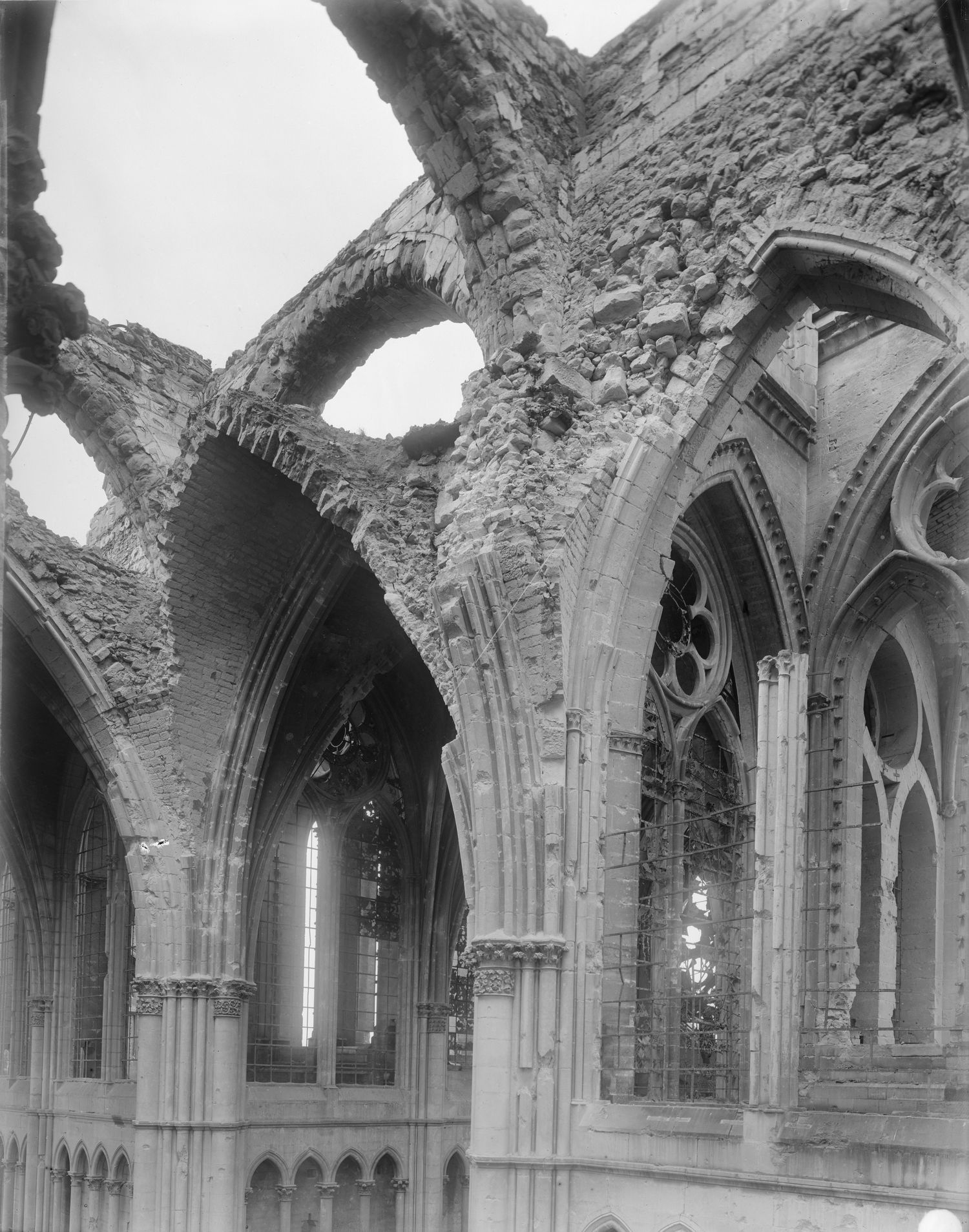 Ruines des voûtes à la croisée du transept de la cathédrale de Reims
