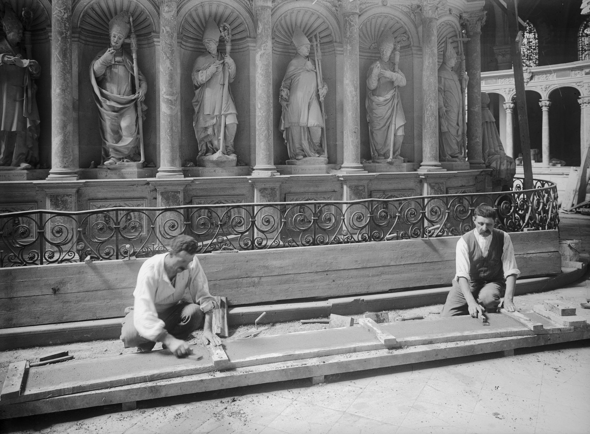 Confection d'éléments de charpente par deux ouvriers 