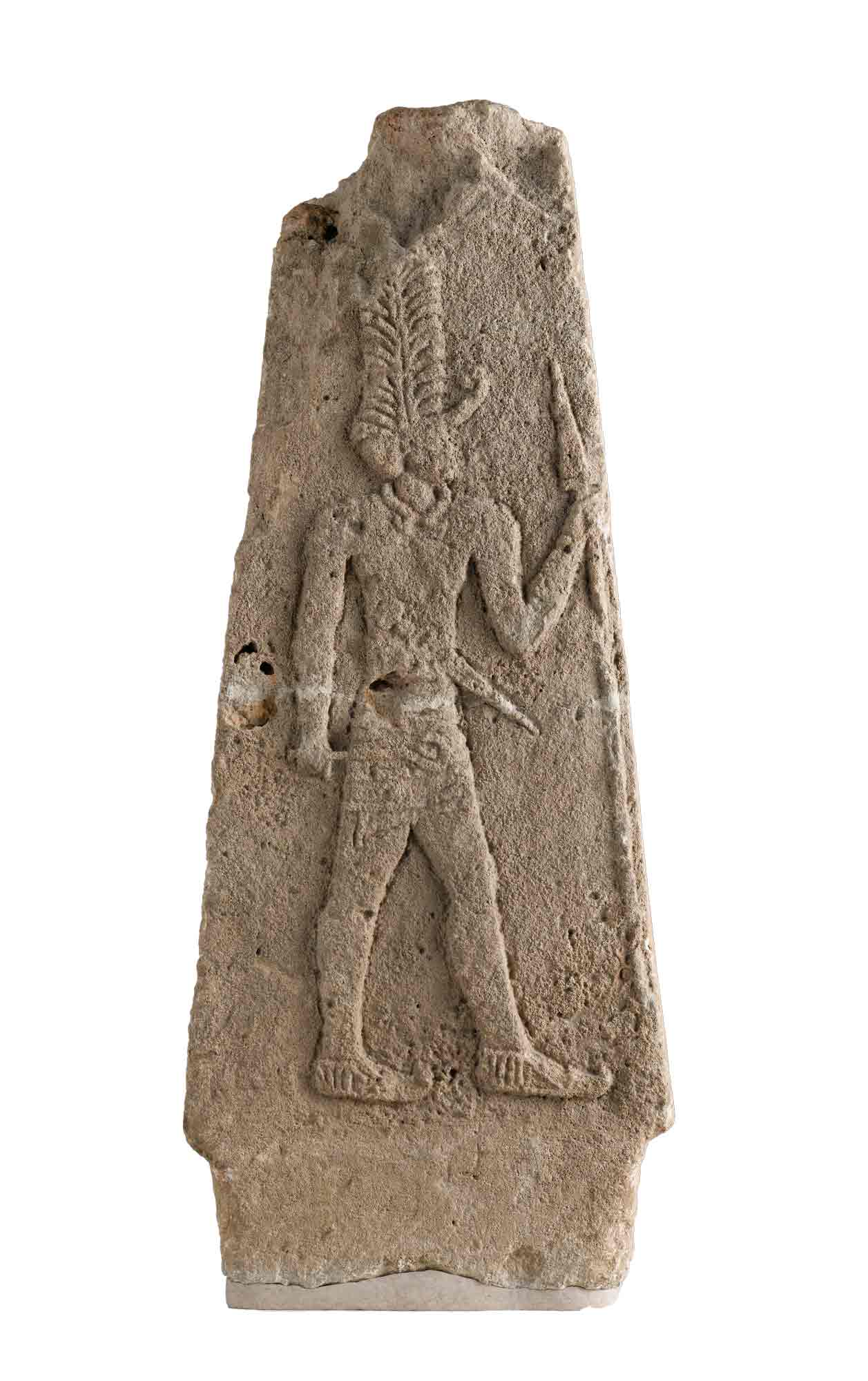 Stèle du dieu guerrier à la coiffure ornée d'une haute plume