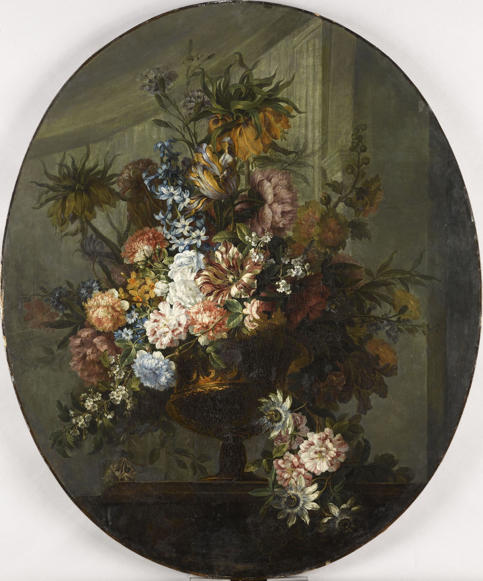 Fleurs dans un vase d'or