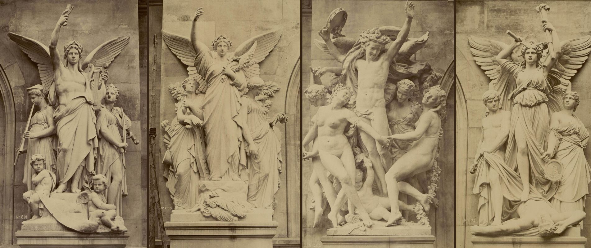 Groupes sculptés de la façade de l'Opéra Garnier Groupes sculptés de la façade de l'Opéra Garnier