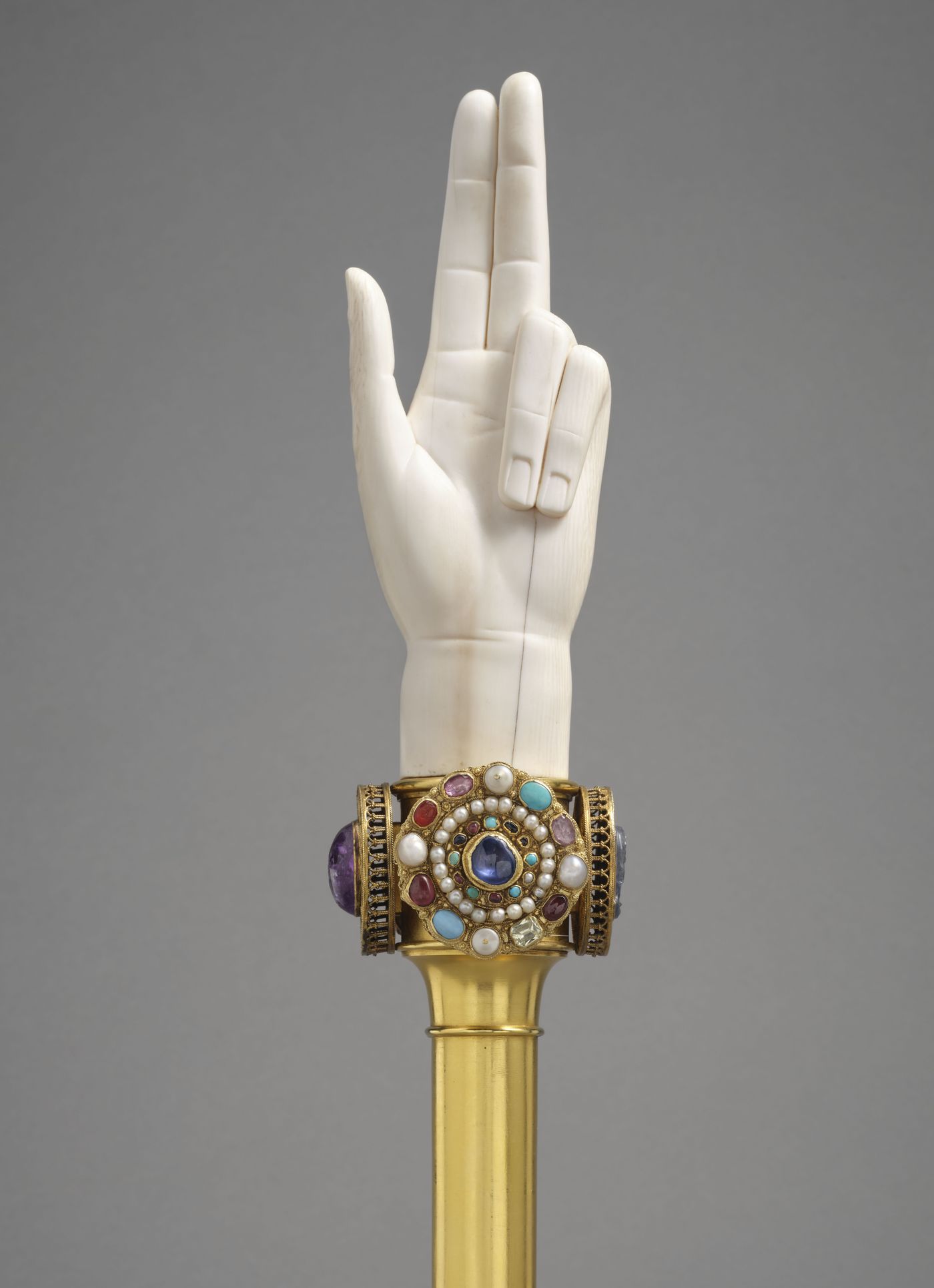 Main de Justice du Sacre avec l'anneau de Saint-Denis