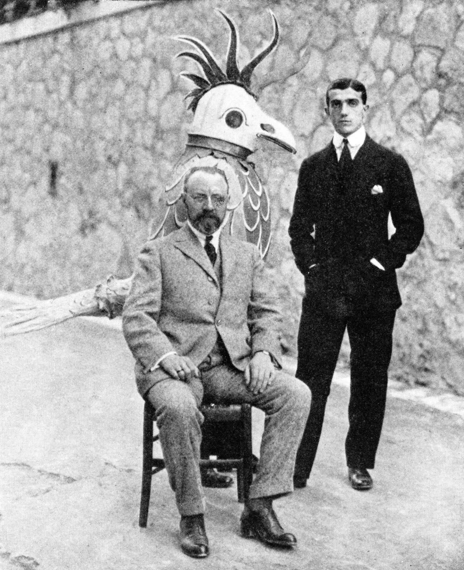 Léonide Massine et Henri Matisse et un un costume d'oiseau taille humaine  