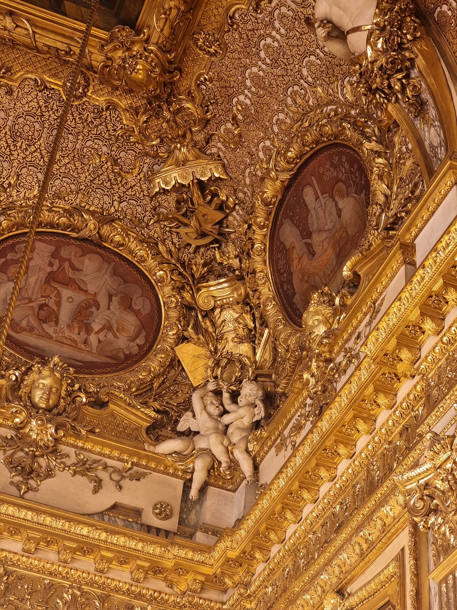 Grand salon - Voussure : trophée et putti