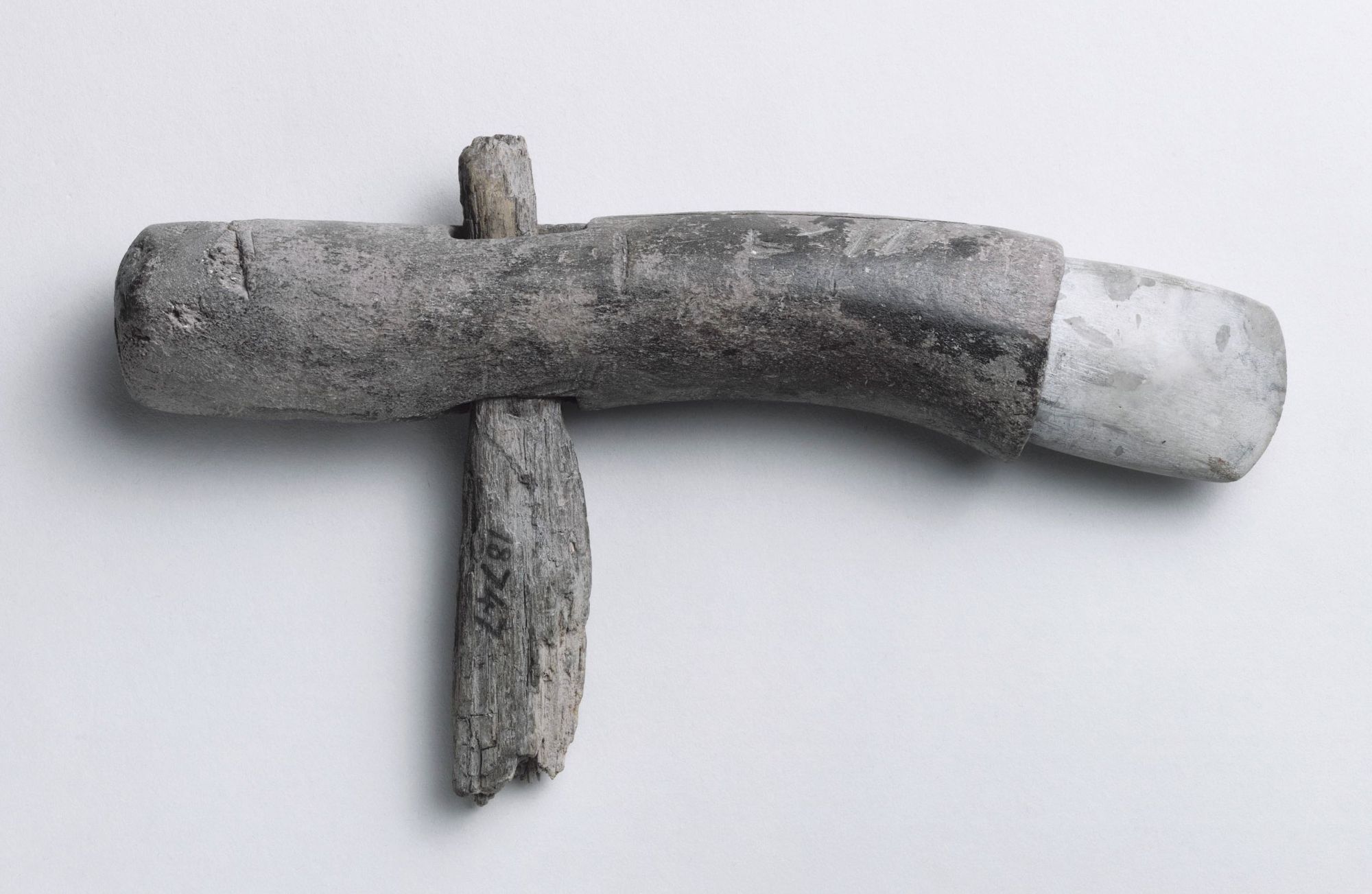 Hache polie emmanchée à gaine