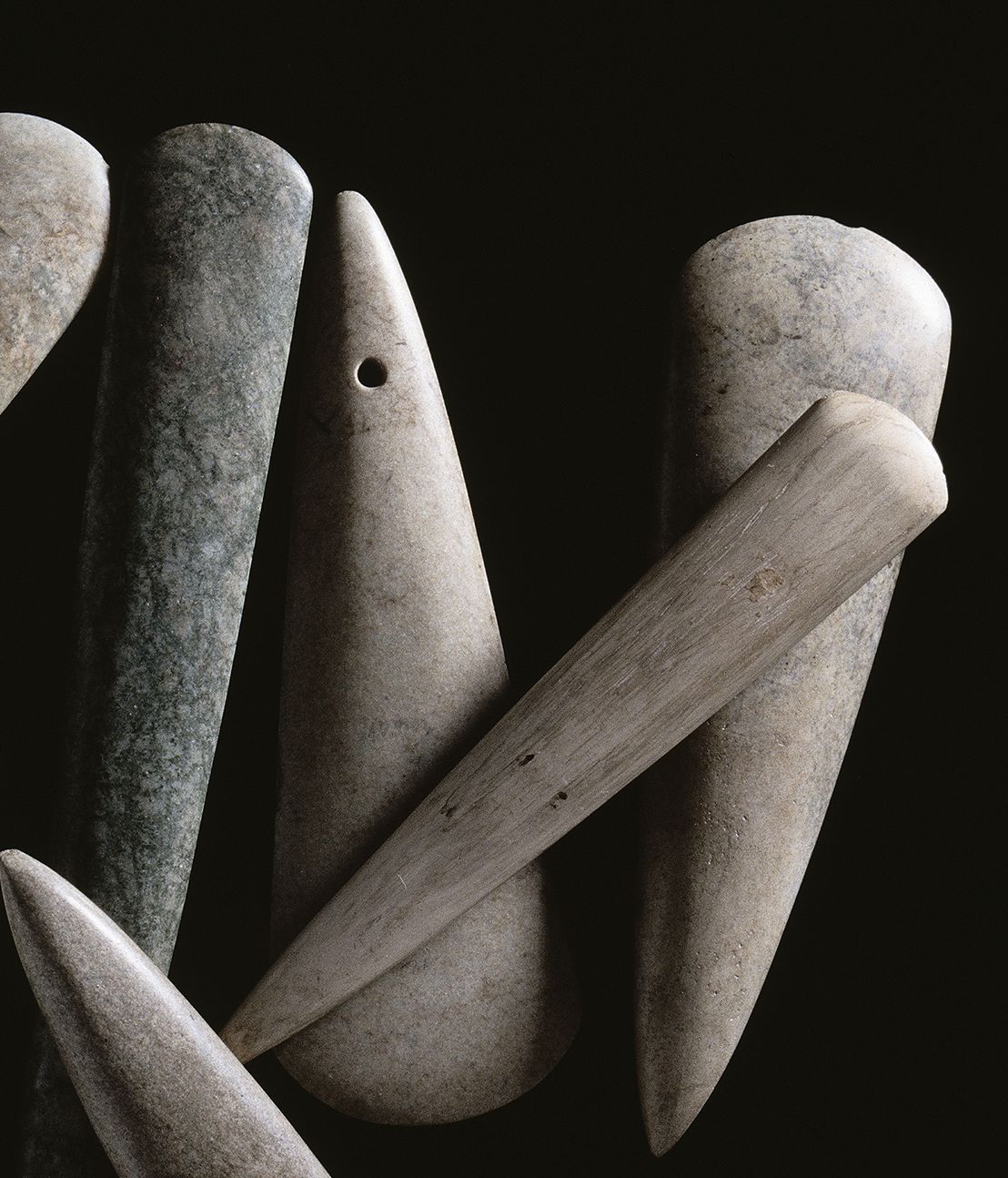 Hache polie perforée