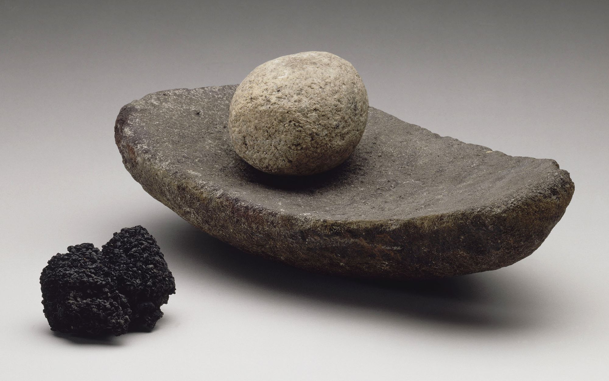 Meule, broyon et grains d’orge carbonisés