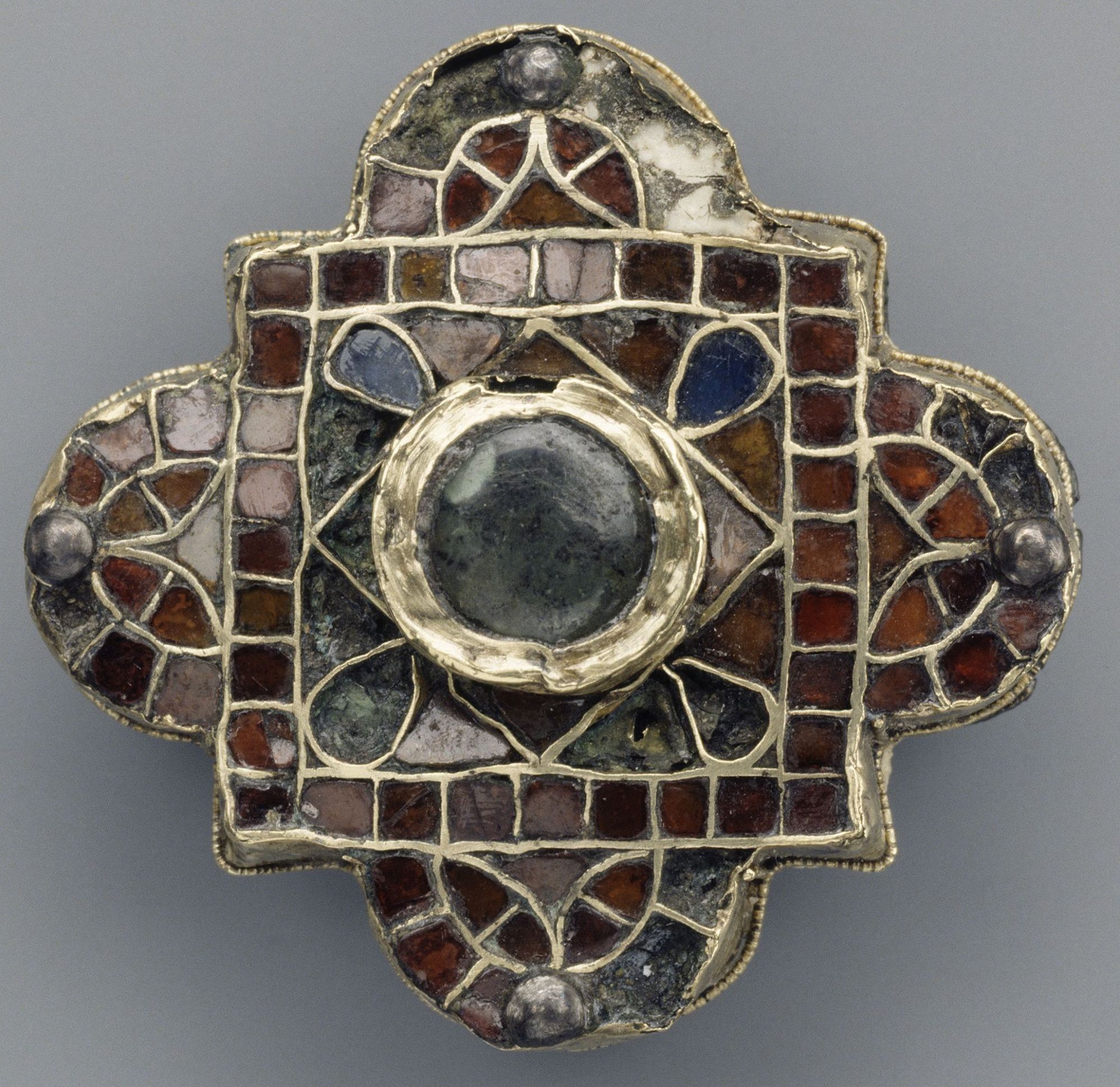 Fibule quadrilobée cloisonnée