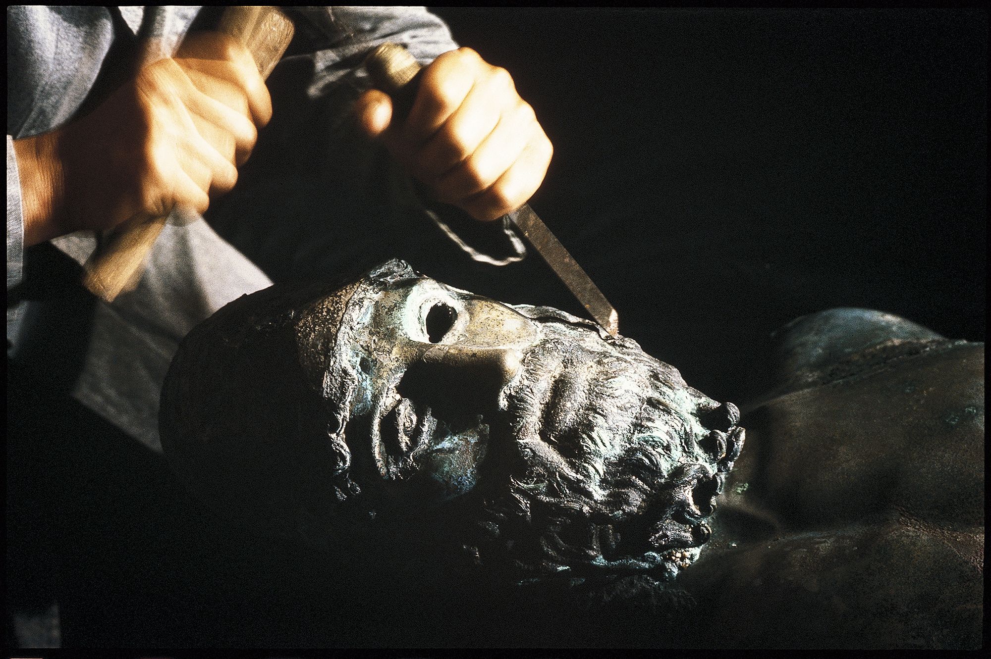 Un des bronzes de Riace à peine sorti de l’eau, en cours de restauration