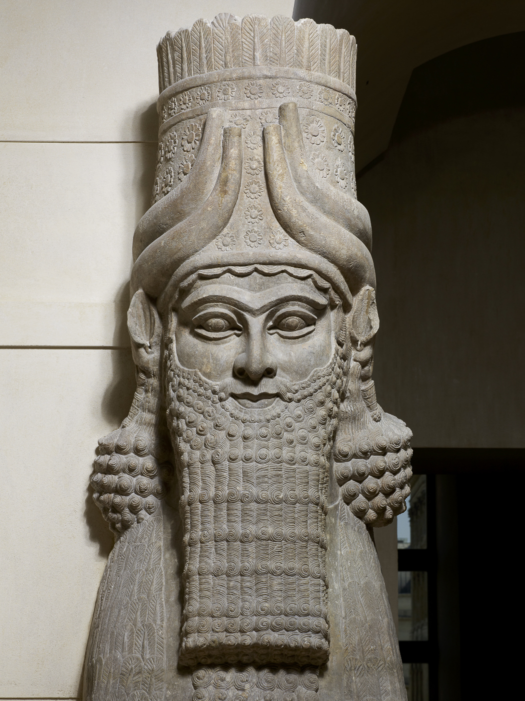 Taureau androcéphale ailé du palais de Sargon, gardien de portes Taureau androcéphale ailé du palais de Sargon, gardien de portes