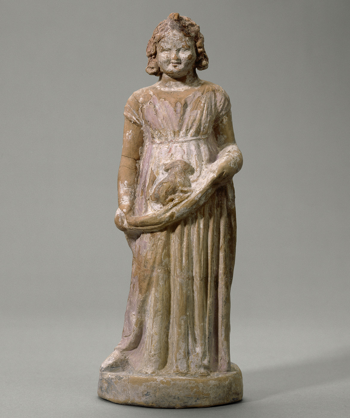 Petite fille debout tenant un lapin Petite fille debout tenant un lapin