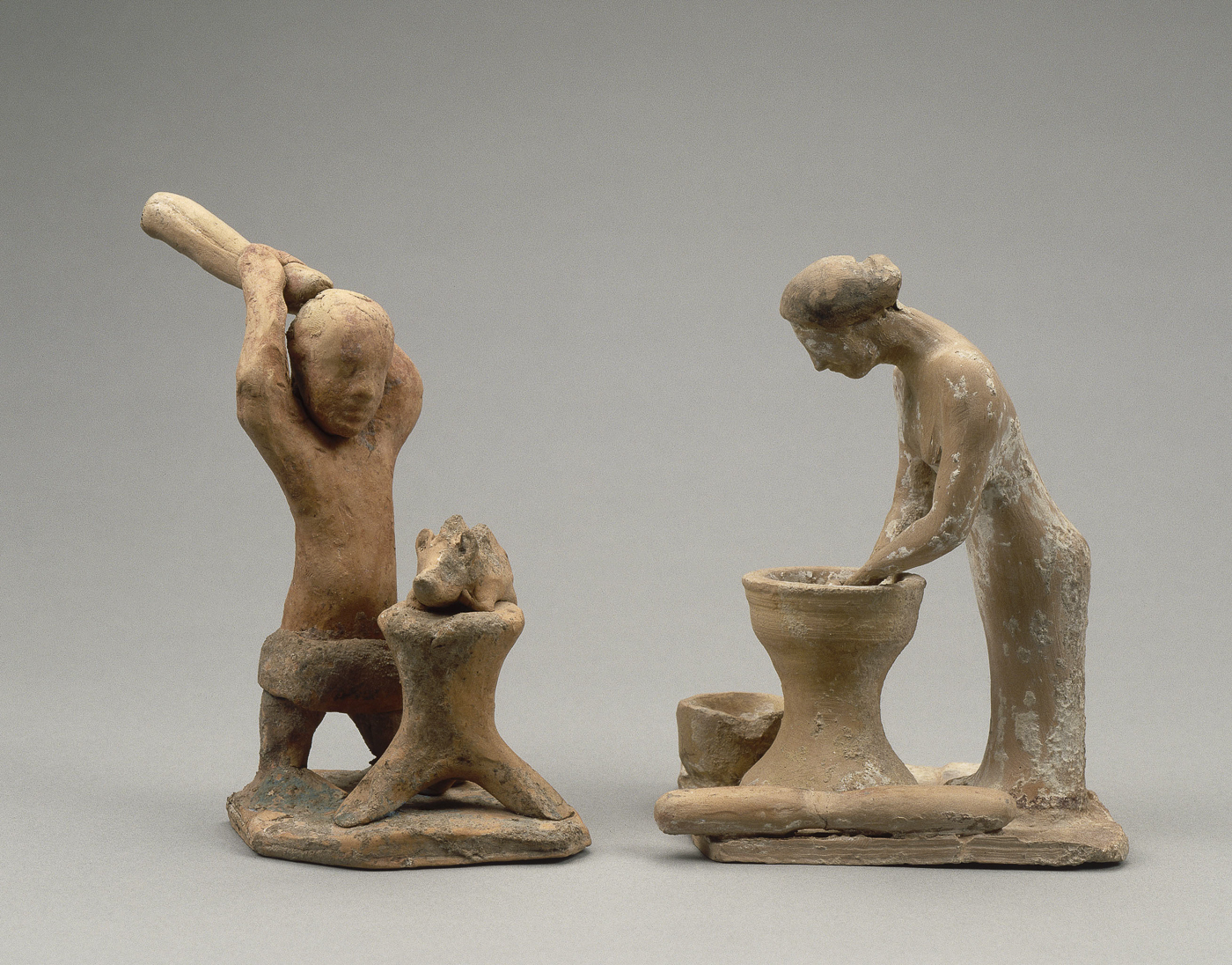 Boucher et cuisinière avec mortier et pilon Boucher et cuisinière avec mortier et pilon