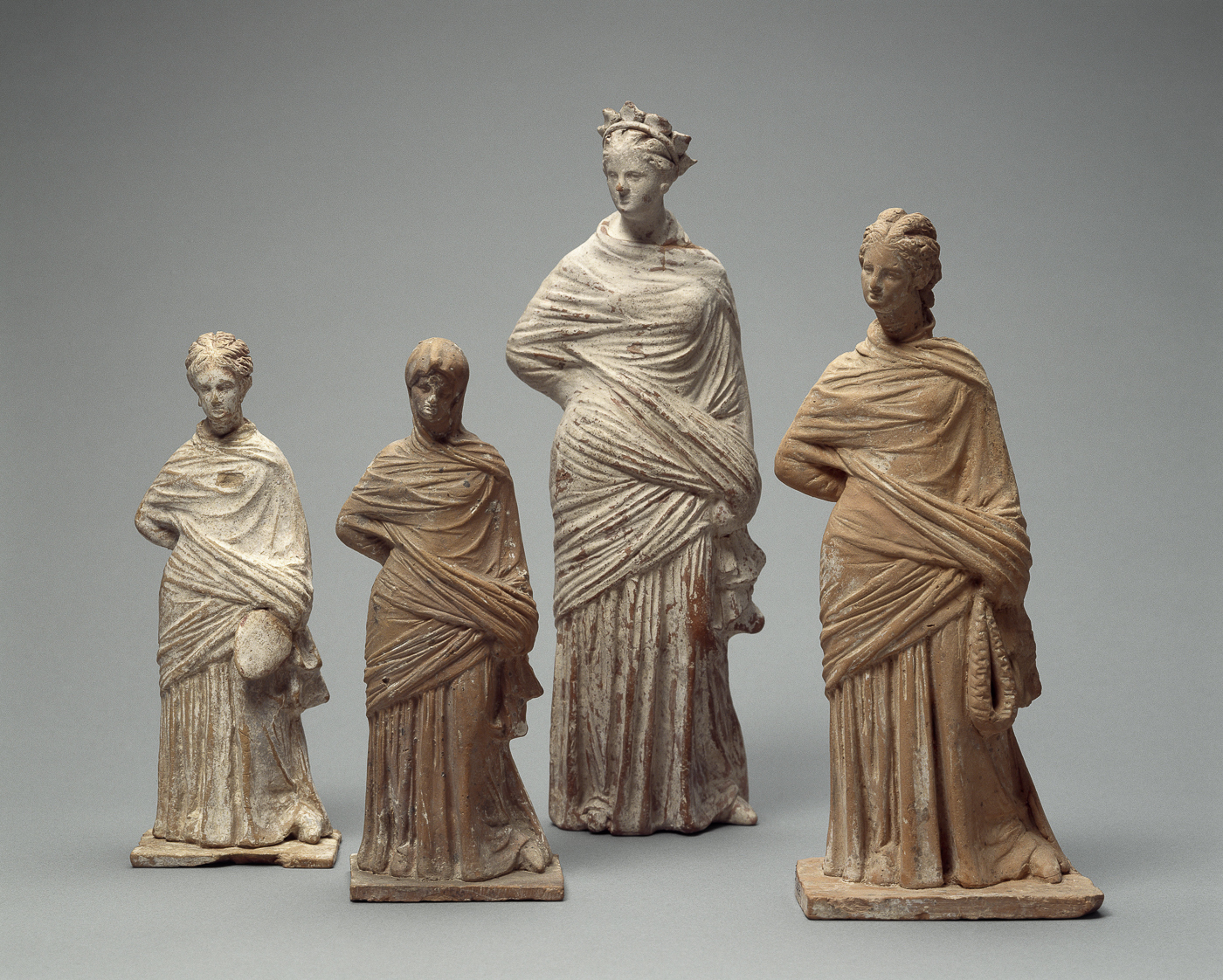 Vue groupée de femmes drapées Vue groupée de femmes drapées