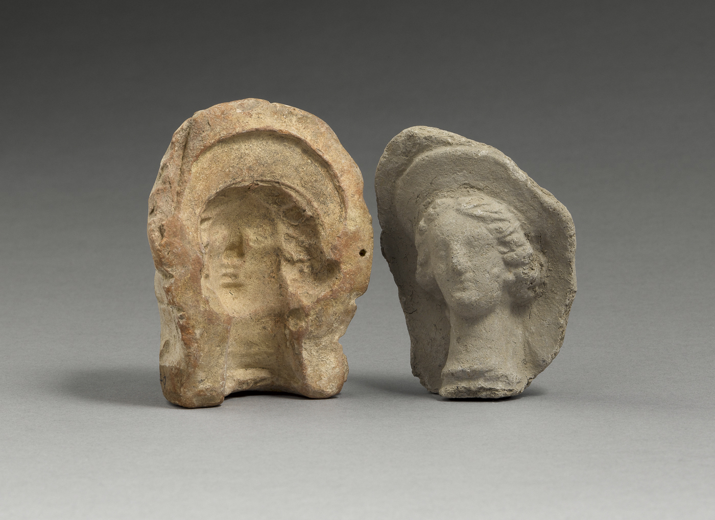 Moule antique d’une tête de femme diadémée et son tirage moderne Moule antique d’une tête de femme diadémée et son tirage moderne