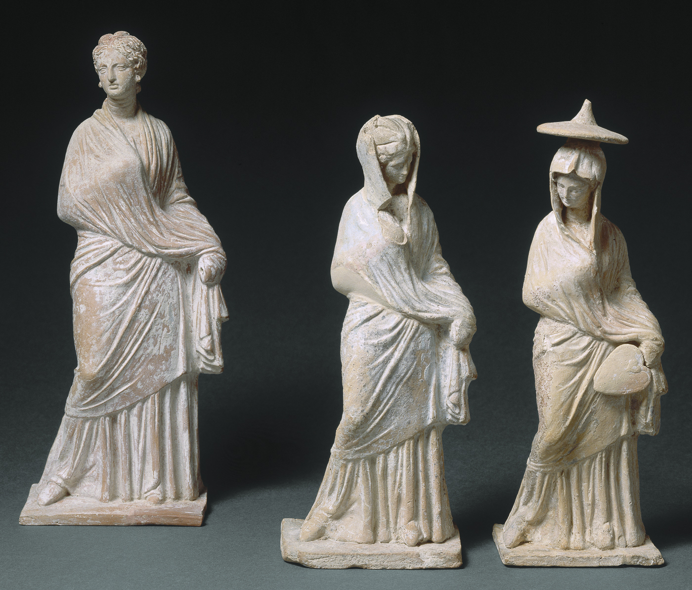 Femmes debout drapées Femmes debout drapées