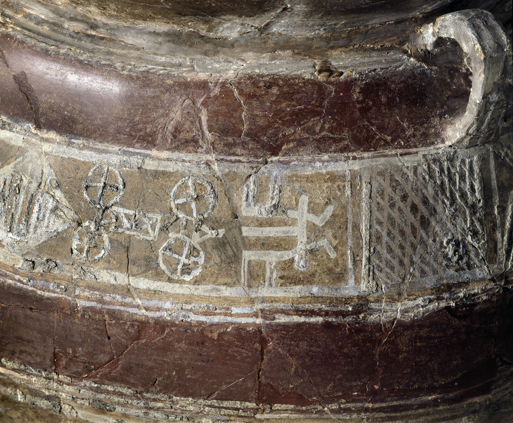 Urne décorée d’un char attelé Urne décorée d’un char attelé