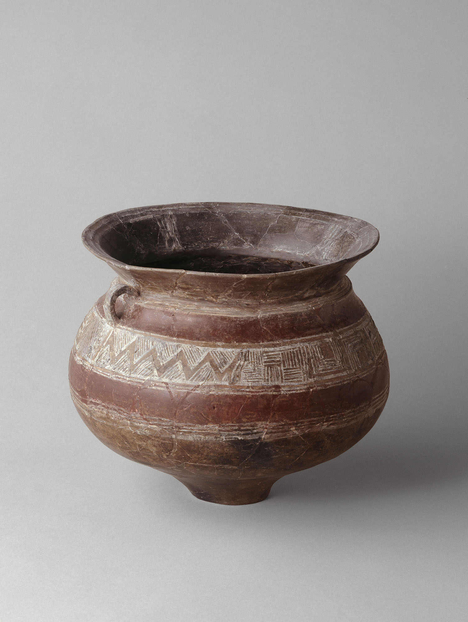 Urne décorée d’un char attelé Urne décorée d’un char attelé