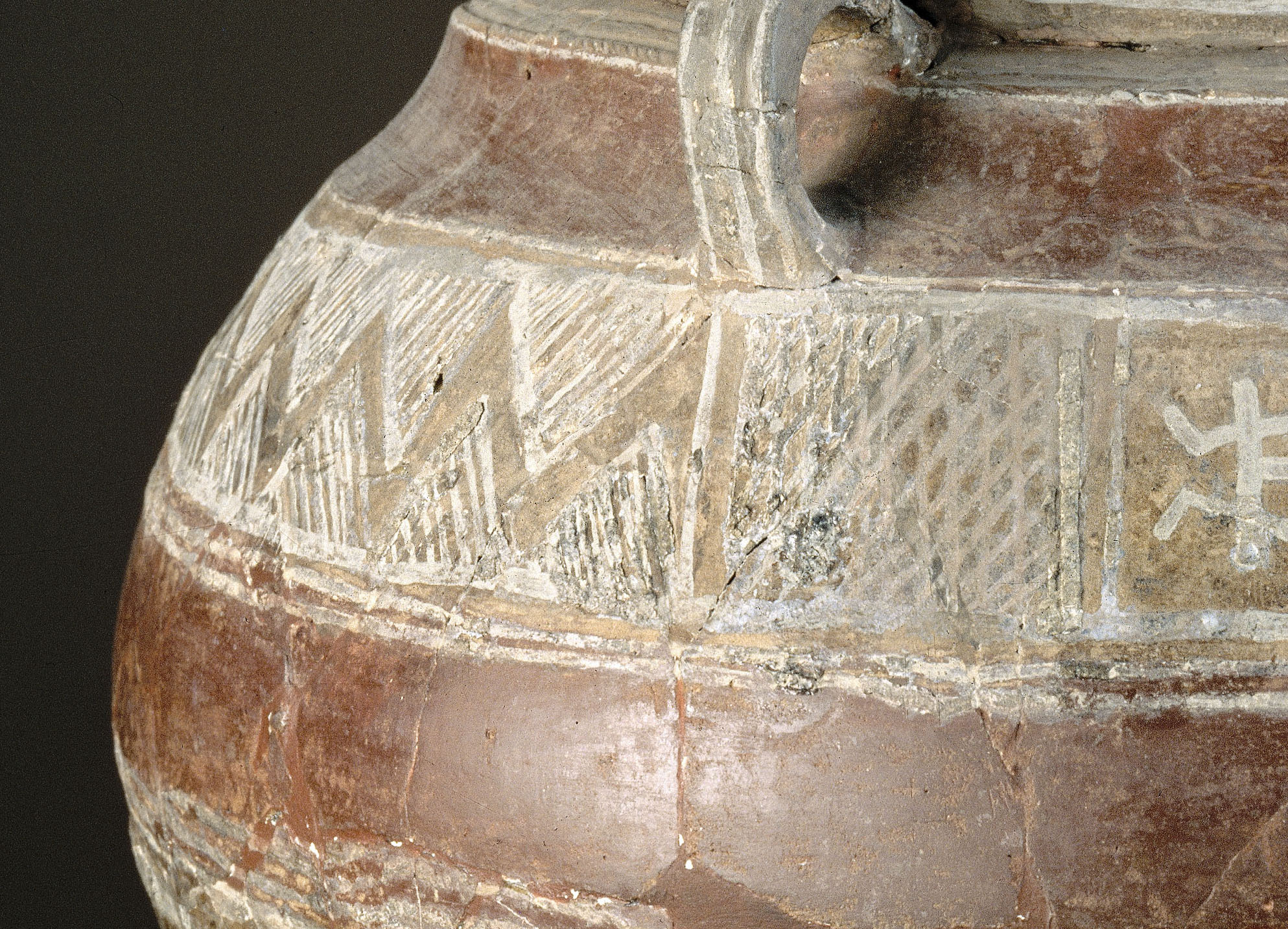 Urne décorée d’un char attelé Urne décorée d’un char attelé