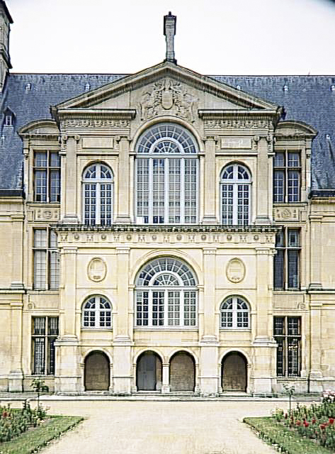 Vue extérieure du château d’Écouen Vue extérieure du château d’Écouen