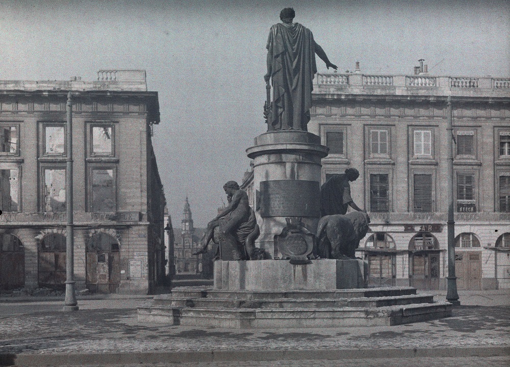 Fontaine place Royale et façades des immeubles endommagées à Reims