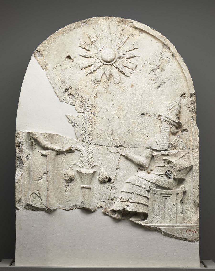 Sommet de stèle orné d’une scène de libation devant un dieu assis (probablement Shamash) Sommet de stèle orné d’une scène de libation devant un dieu assis (probablement Shamash)