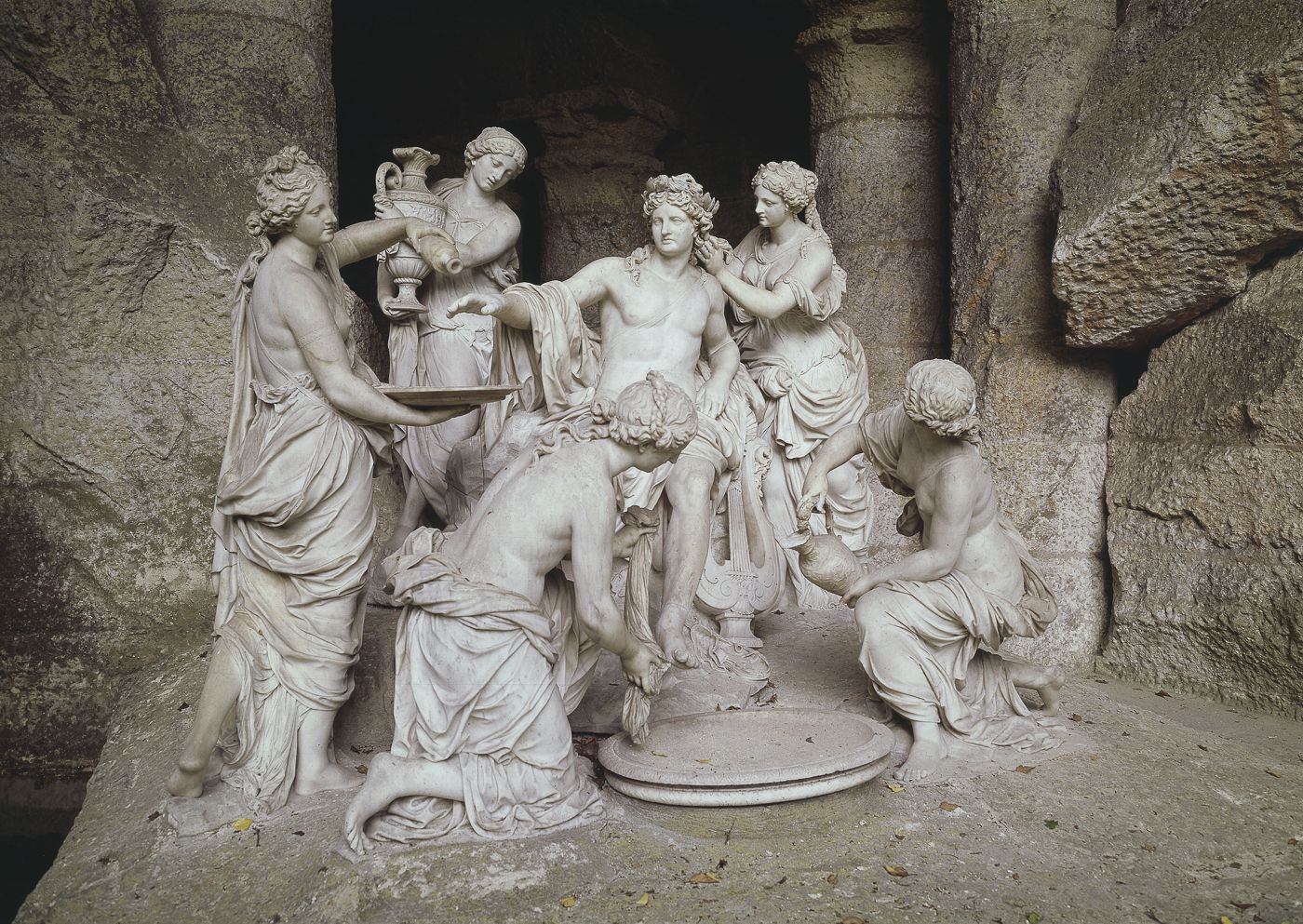 Apollon servi par les Nymphes Apollon servi par les Nymphes
