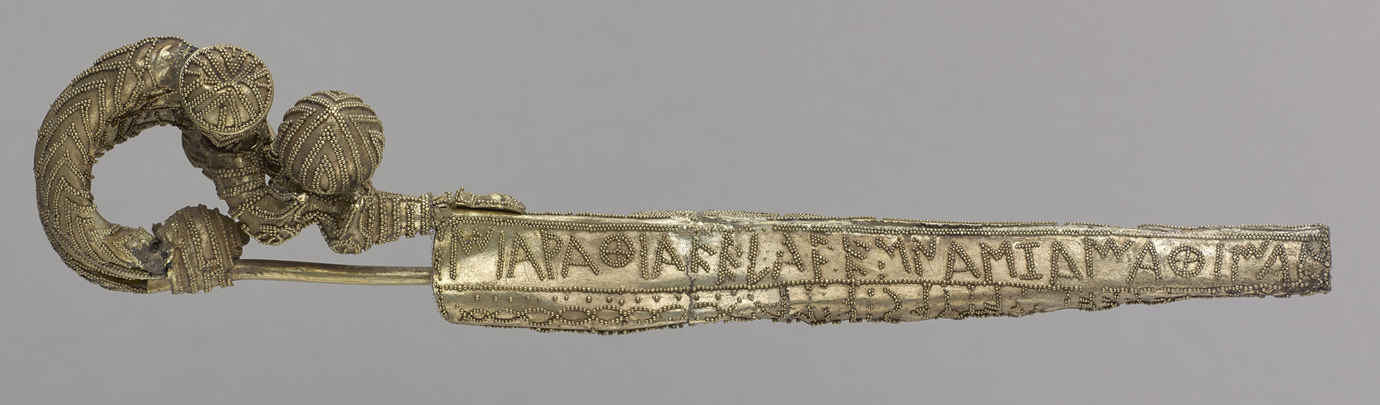 Fibule à arc serpentant