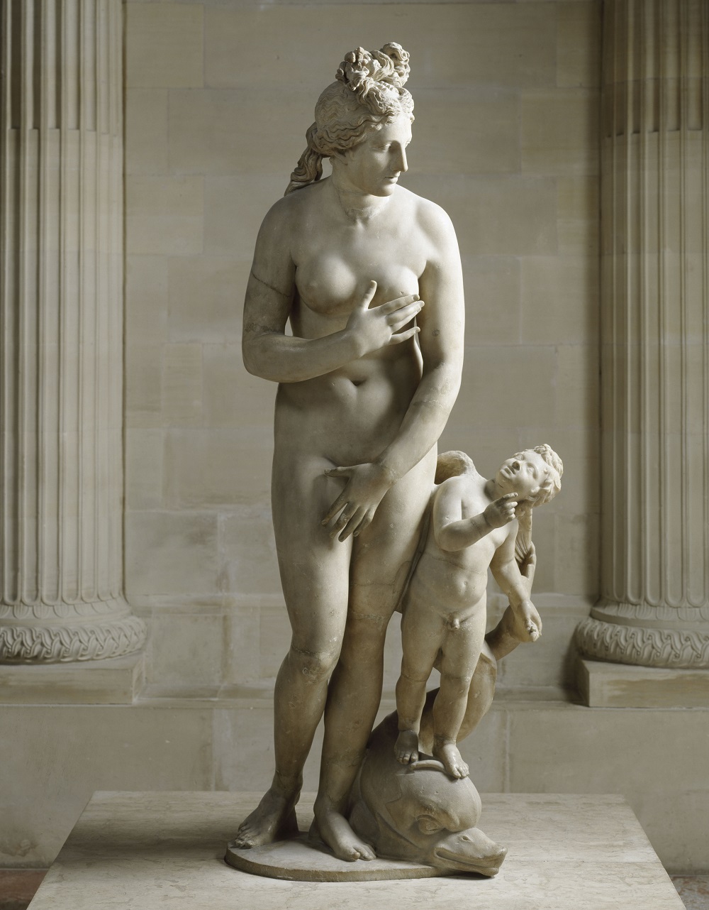 Aphrodite du type du Capitole avec Éros monté sur un dauphin