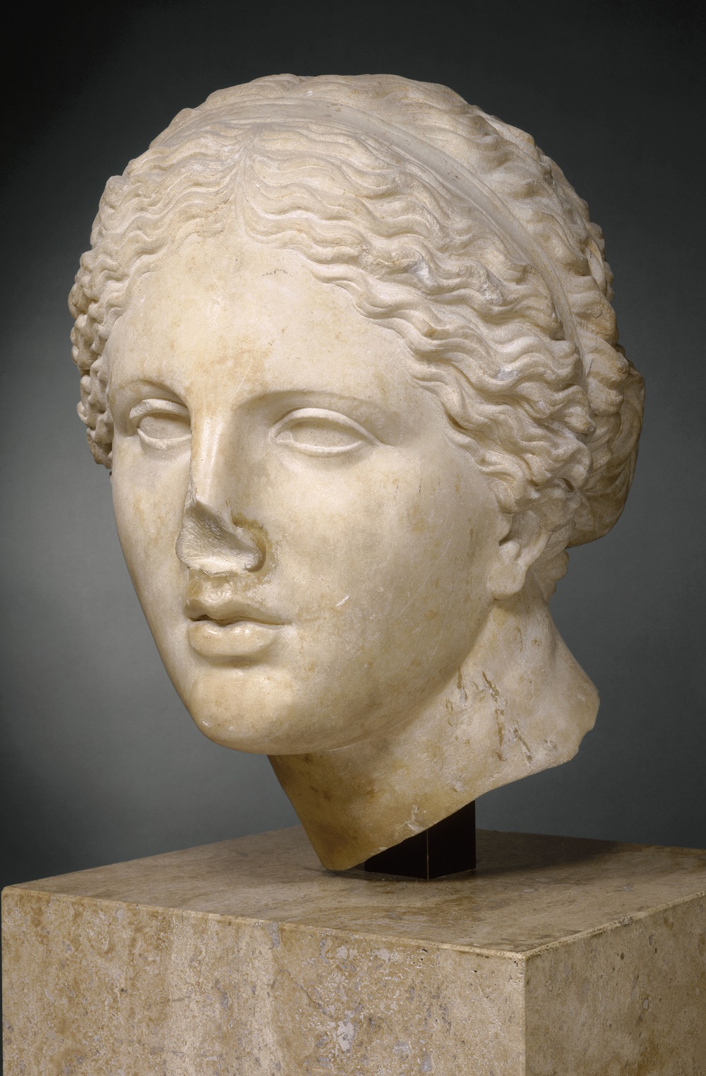 Tête féminine du type de l’Aphrodite de Cnide