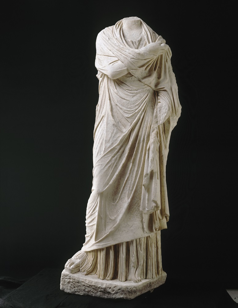 Statue féminine drapée acéphale