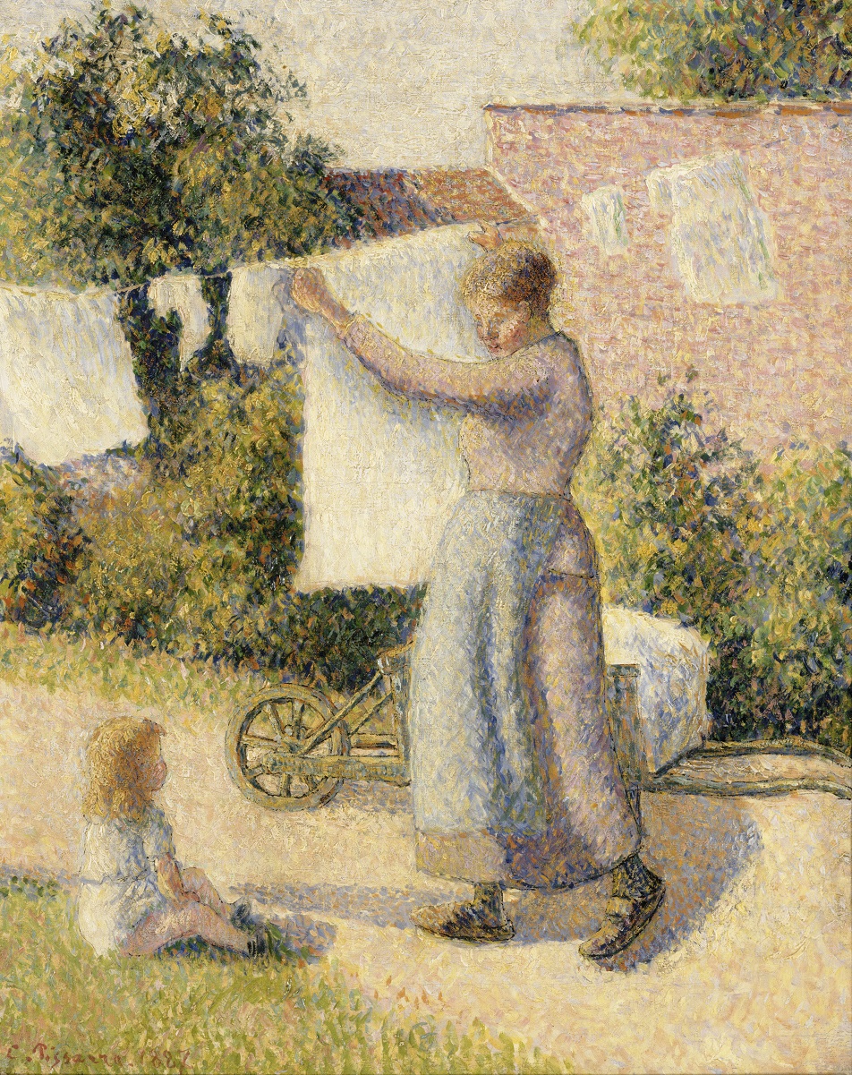 Femme étendant du linge