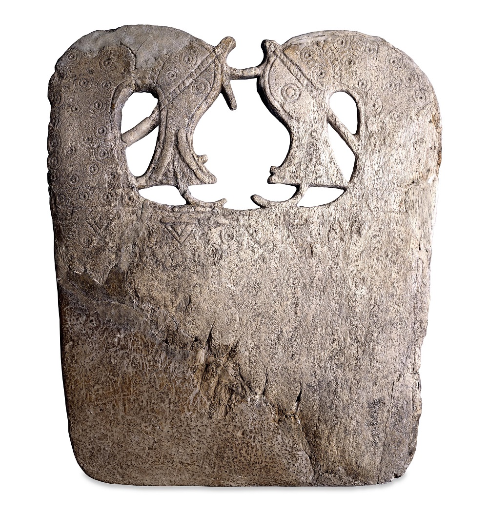 Plaque d’os de baleine ornée de deux protomés de chevaux affrontés Plaque d’os de baleine ornée de deux protomés de chevaux affrontés