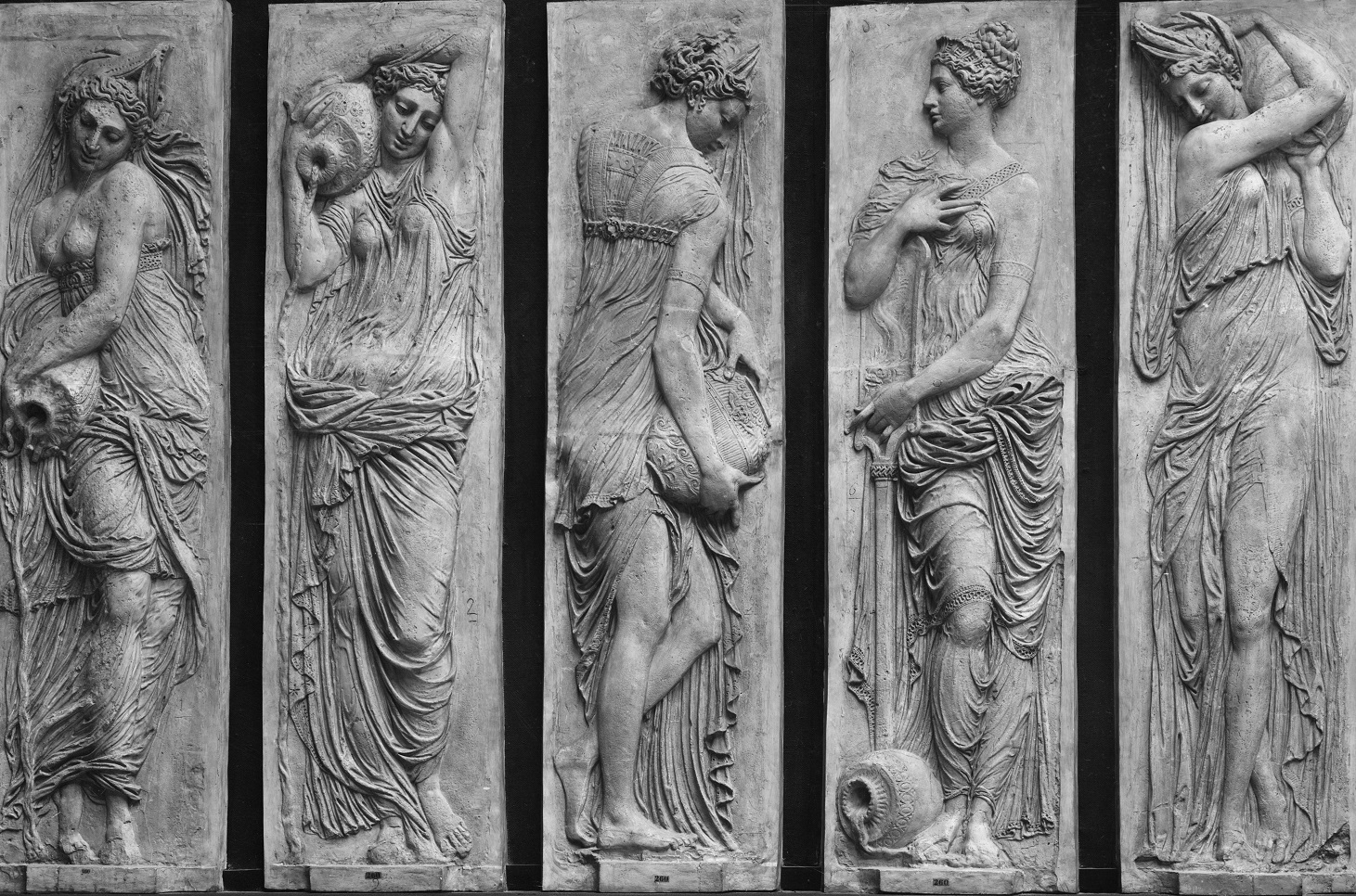 Nymphes de la fontaine des Innocents de Jean Goujon