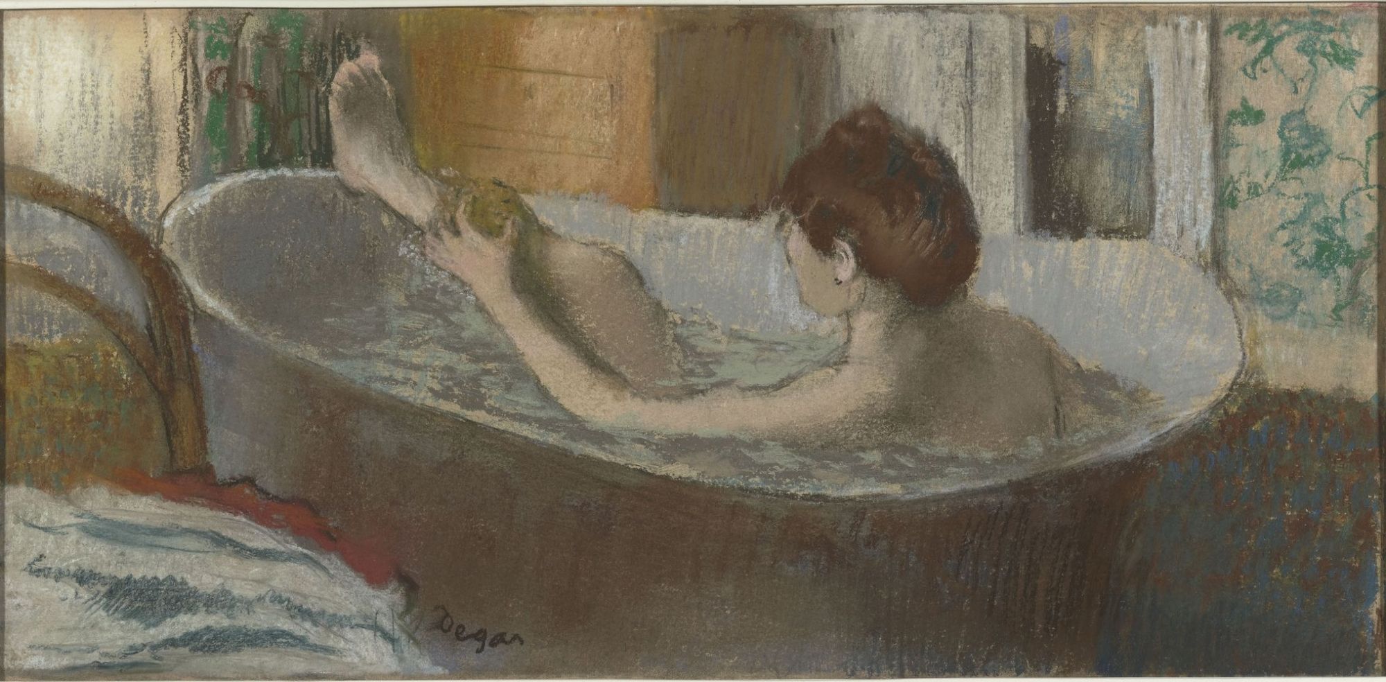 Femme dans son bain s’épongeant la jambe