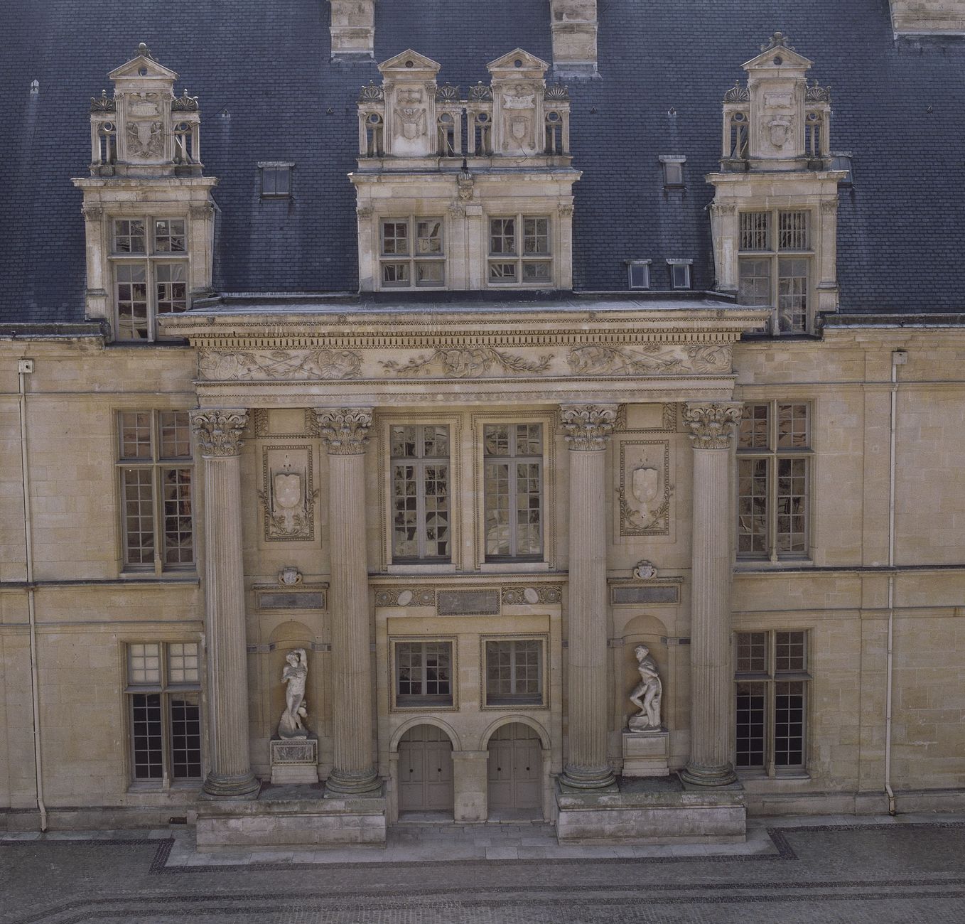 Le portique des Esclaves du château d’Écouen