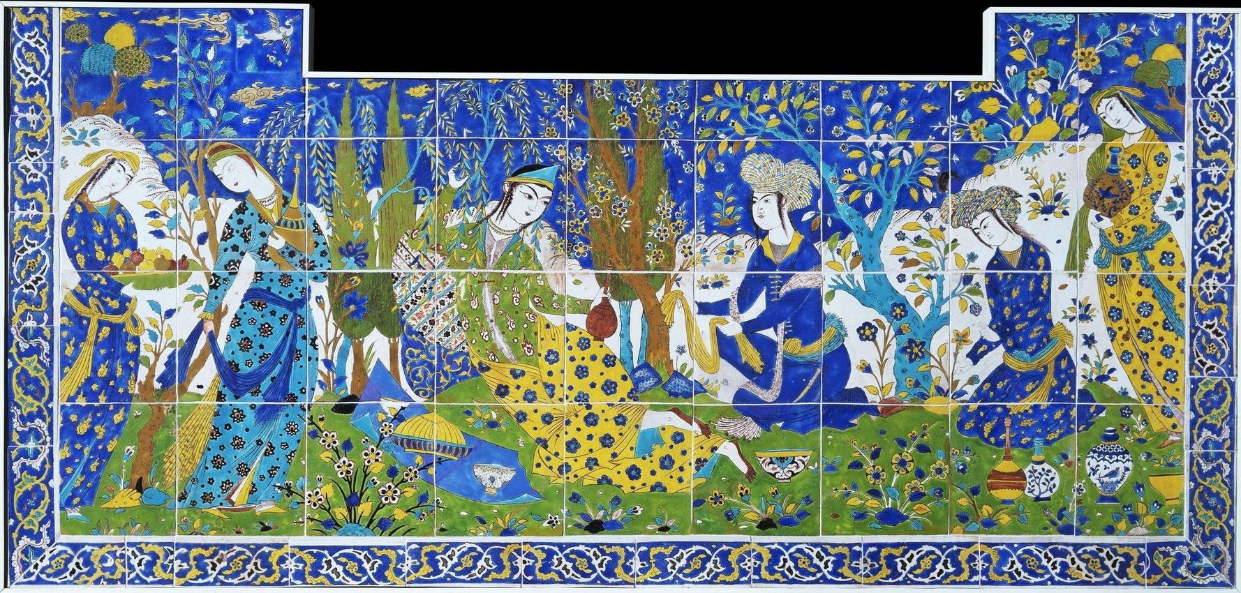 Jeune femme et assistants déjeunant