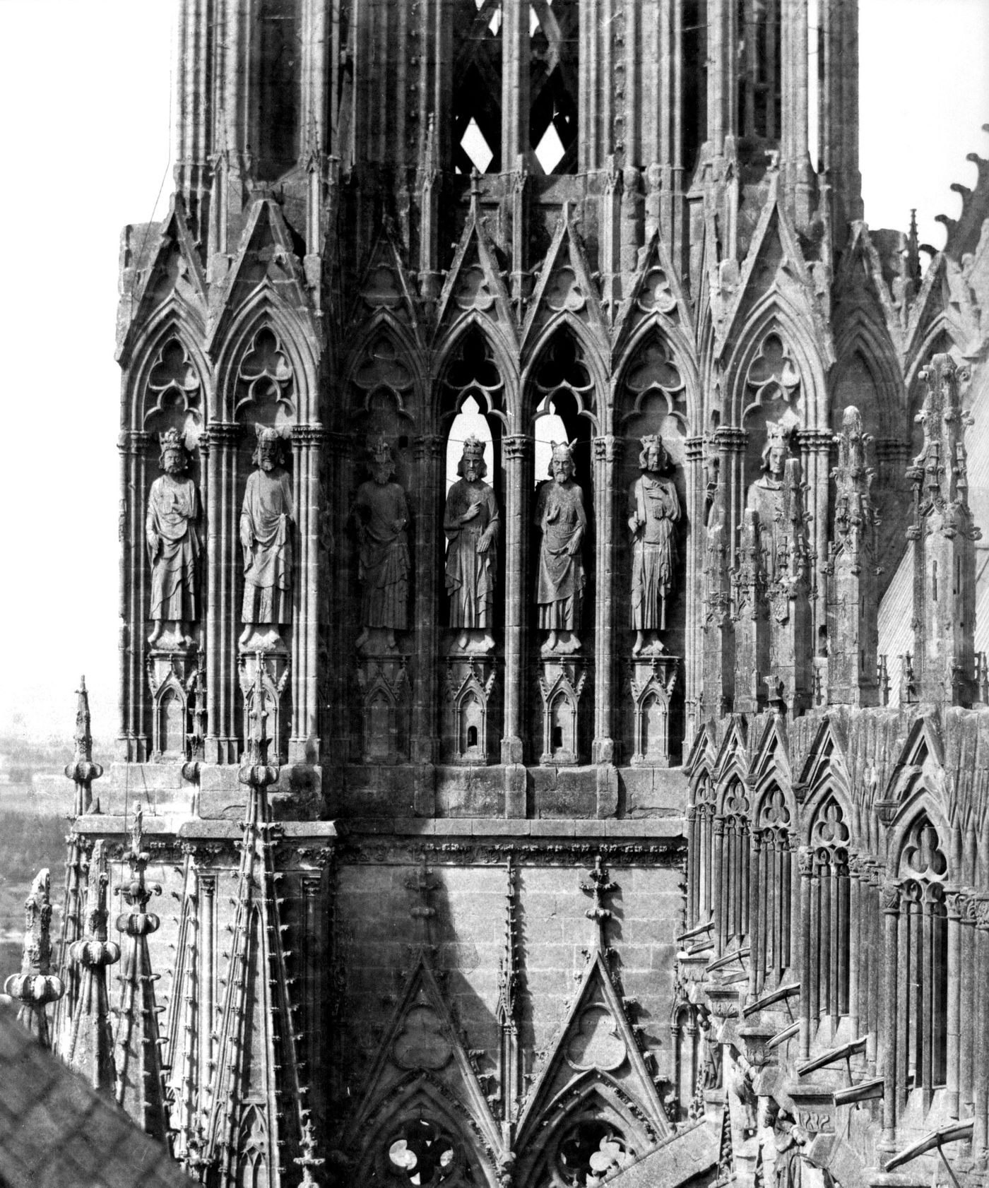 Galerie des Rois de la cathédrale de Reims, dans la partie haute de la tour sud Galerie des Rois de la cathédrale de Reims, dans la partie haute de la tour sud