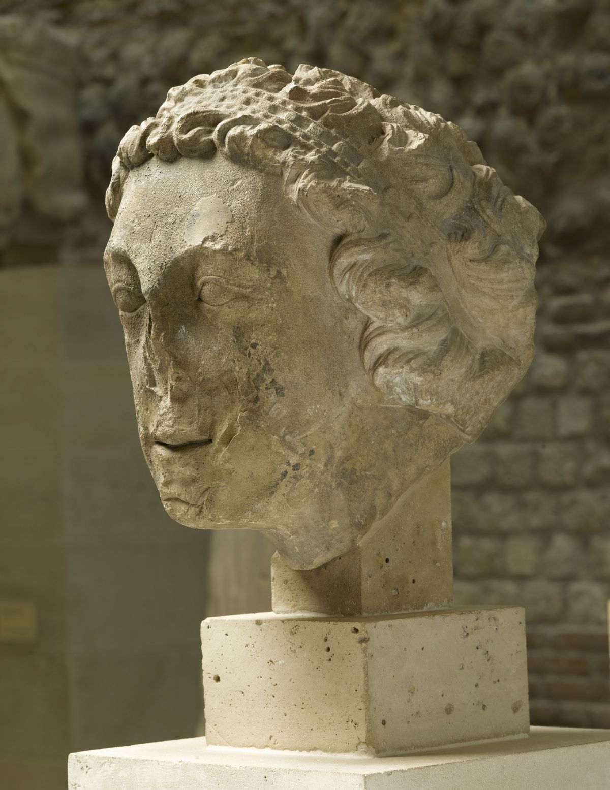 Tête d’ange du portail du Couronnement de la Vierge Tête d’ange du portail du Couronnement de la Vierge